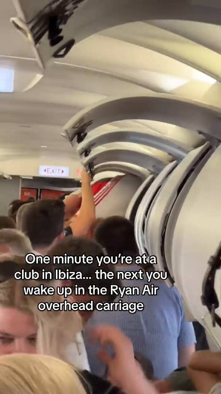 Un hombre se subió al compartimiento de almacenaje de un avión