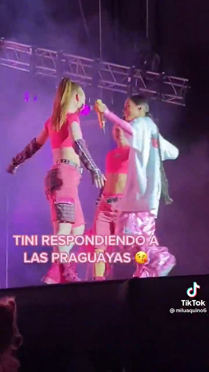 Tini mostró su ombligo