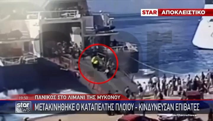 El momento en que la plataforma del ferry en Grecia se despega