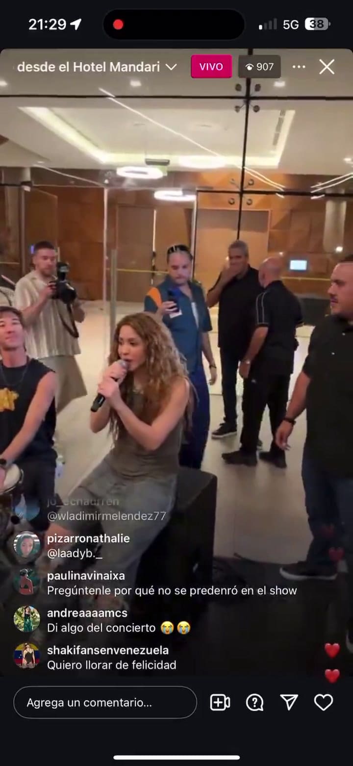 Shakira cantó afura de su hotel en Chile