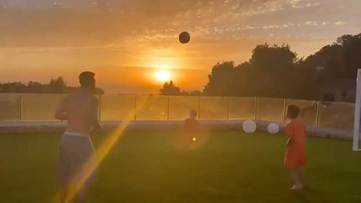 Lionel Messi y un divertido cabeza-cabeza con sus hijos
