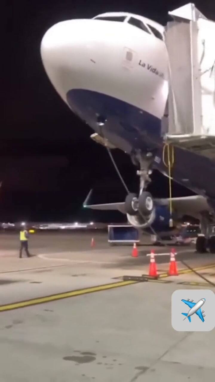 El video del avión de JetBlue que se inclina cuando bajan pasajeros