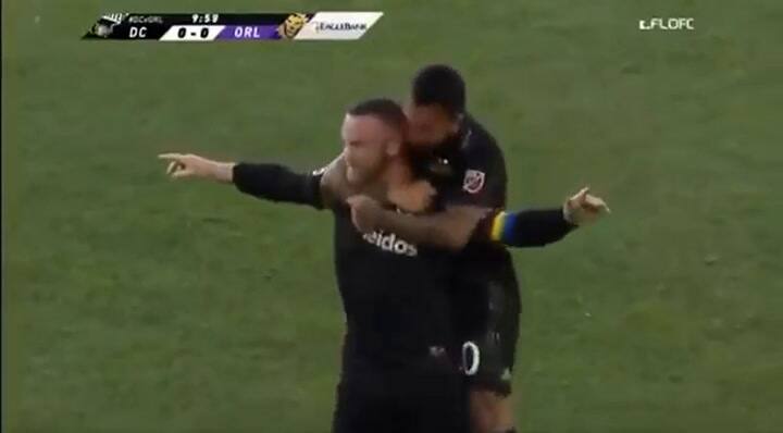 El golazo de Wayne Rooney desde atrás de mitad de cancha - Fuente: YouTube