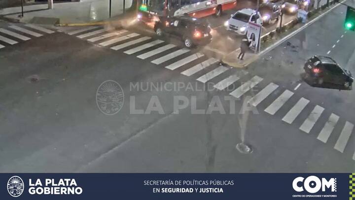 El momento en el que un peatón se salva de ser impactado por un choque en La Plata