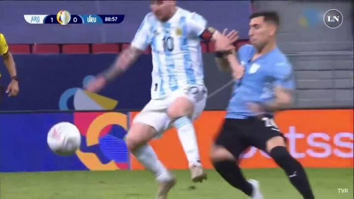 El juego corto de Argentina en los tiros libres, un arma ofensiva (y también defensiva)