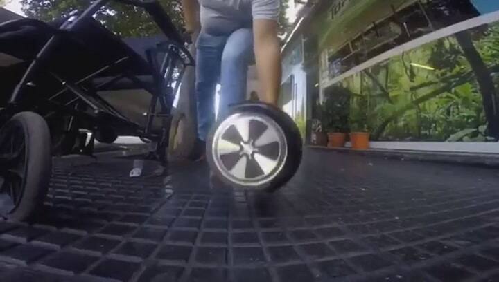 E Wheel, la silla de ruedas motorizada y plegable que no hay que empujar
