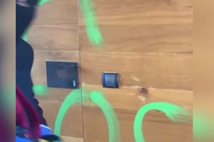 Pintada en la residencia de lujo de Gerard Piqué en La Cerdanya