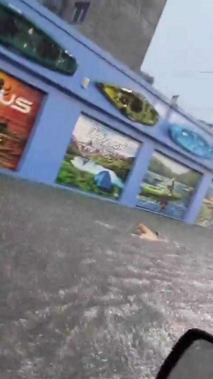 Un hombre nadó por las calles de Lanús