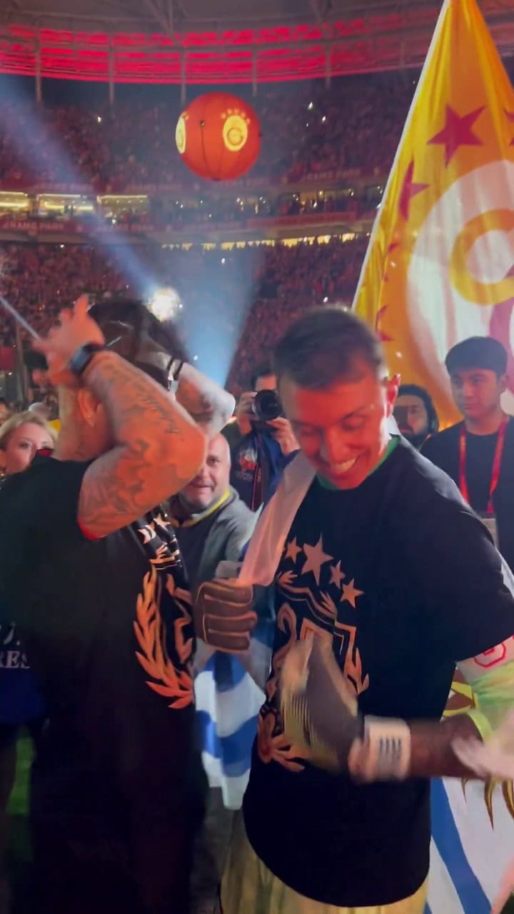 Mauro Icardi abrazó a Fernando Muslera en la celebración del Galatasaray