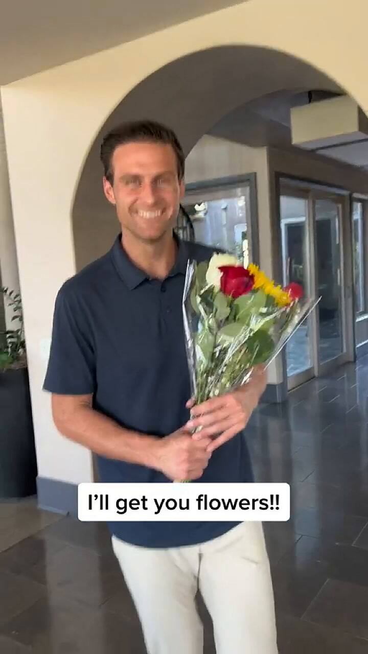 Un tiktoker intenta econtrar pareja para ir a una boda