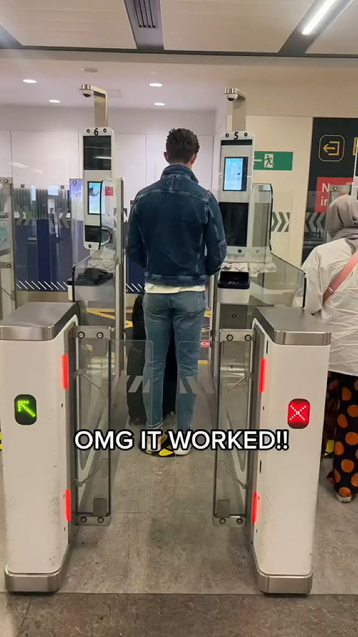 Gemelos intercambian pasaportes en el aeropuerto