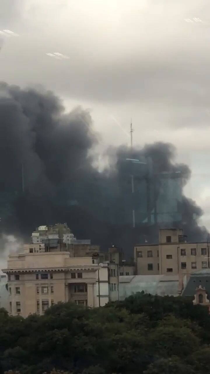 Impresionante incendio en Avellaneda: se ve el humo desde zona norte