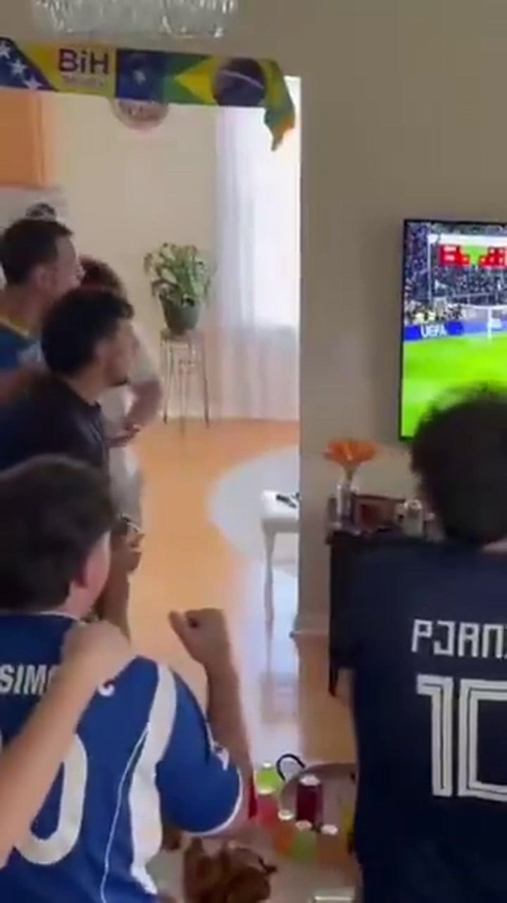 Hinchas bosnios celebraron la clasificación al Mundial