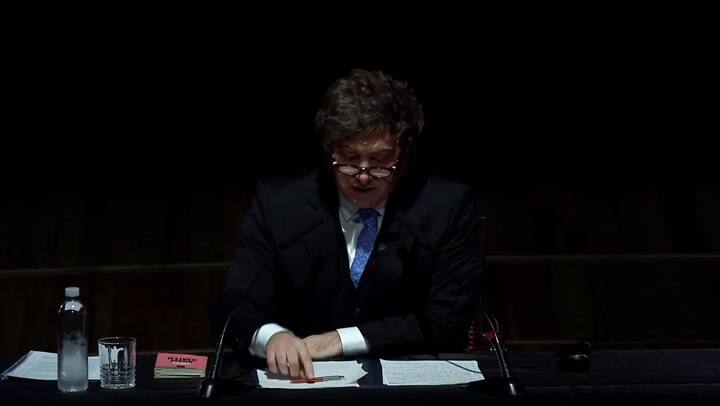 El momento en que Milei menciona a Santiago Caputo y la reacción de Karina Milei