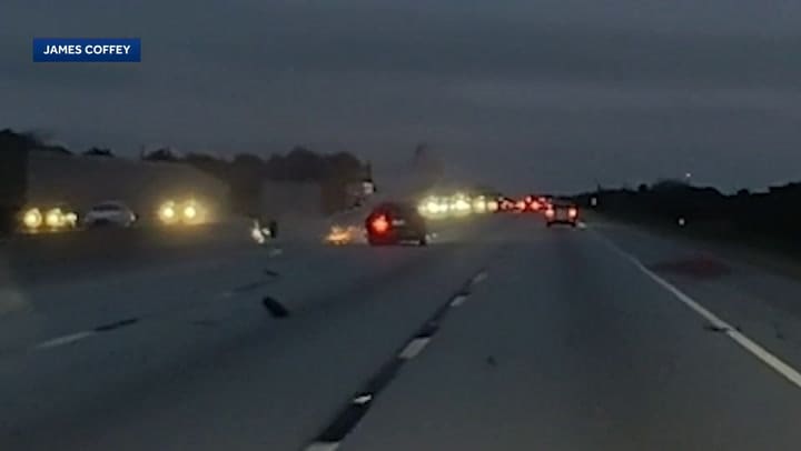 Florida: una avioneta sufrió una falla, aterrizó de emergencia en una autopista y aplastó un auto