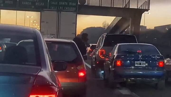 Acceso Oeste: un hombre y una mujer que conducían diferentes vehículos chocaron