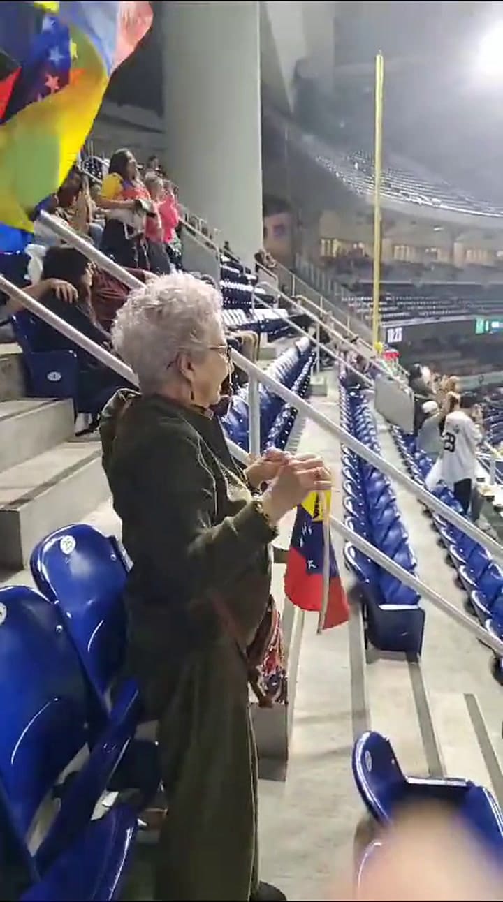 La abuelita venezolana demostró toda su pasión por su país durante un partido de béisbol