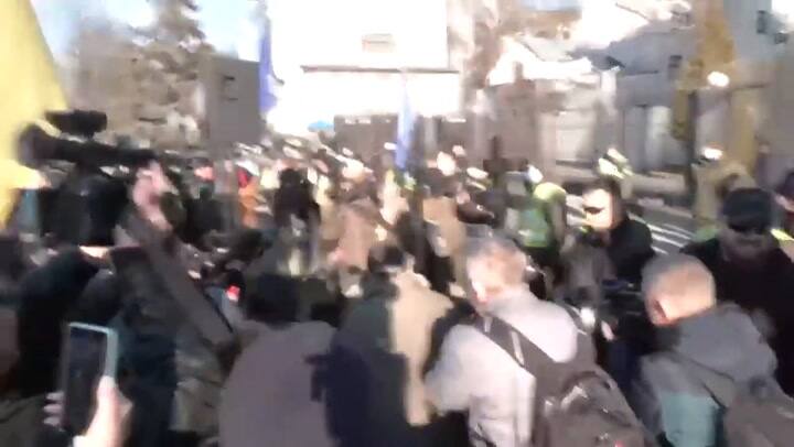 Protesta frente a la embajada rusa en Kiev después de que Putin reconoce dos regiones de Ucrania