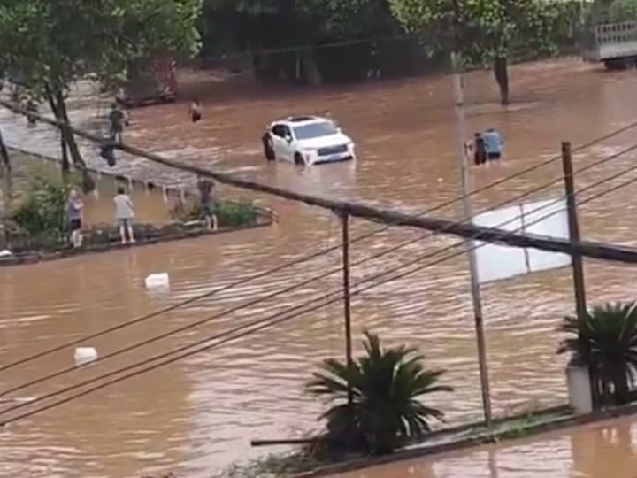 El nivel del agua no permite la circulación de vehículos y dificulta el traslado de peatones