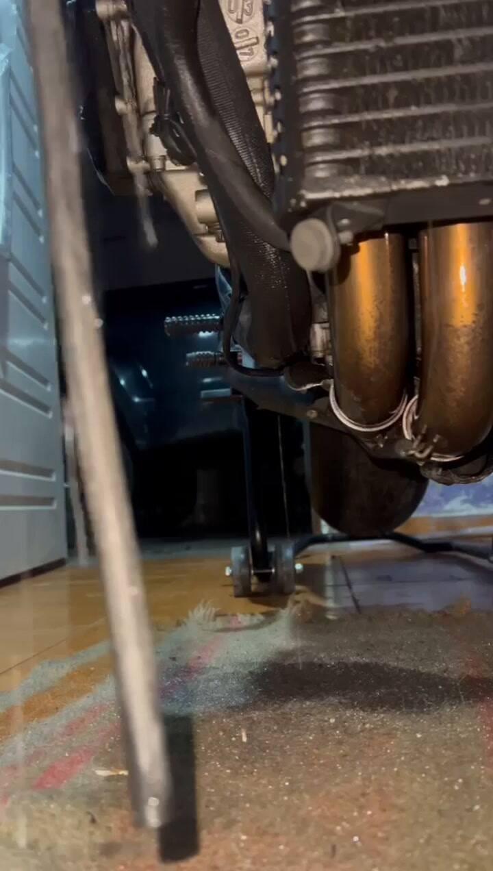 La víctima mostró cómo quedó su moto después de ser baleada por motochorros