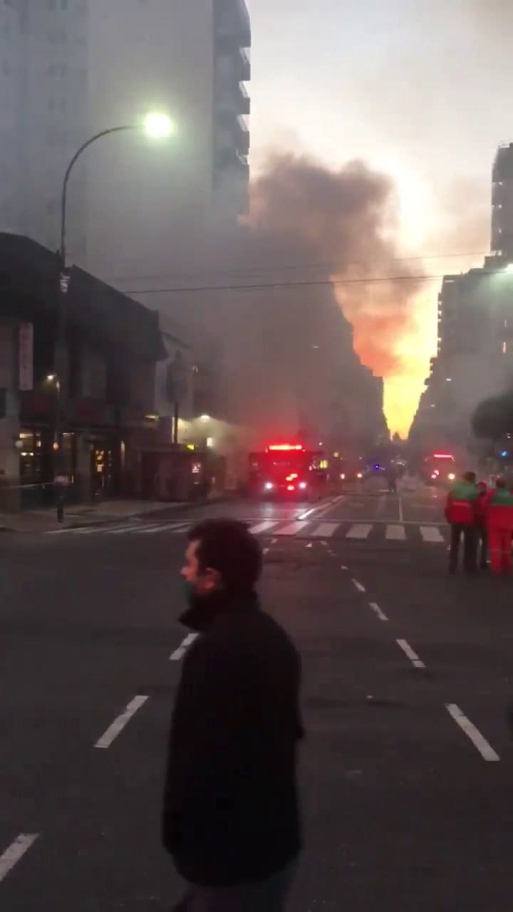 Explosión e incendio en una perfumería en Villa Crespo: al menos dos bomberos heridos - @CharlyVega