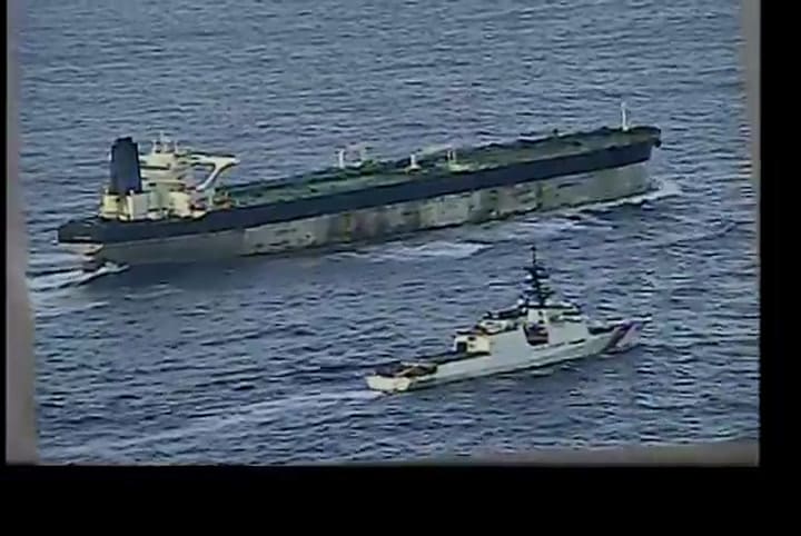 El video de la Guardia Costera de la incautación del buque ruso Marinera/Bella