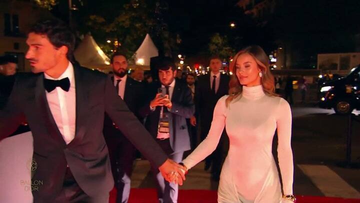 Mats Hummels en compañía de Nicola Cavanis en la premiación del Balón de Oro