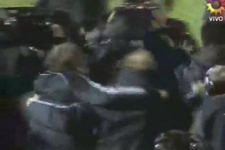 Maradona abrazando a Bilardo cuando estaba dirigiendo a la Seleccion Argentina Fuente: Youtube