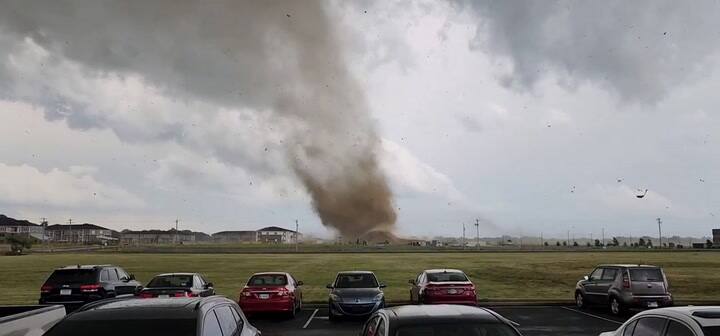 Un tornado fue captado cerca de Greenwood, Indiana, el domingo 25 de junio