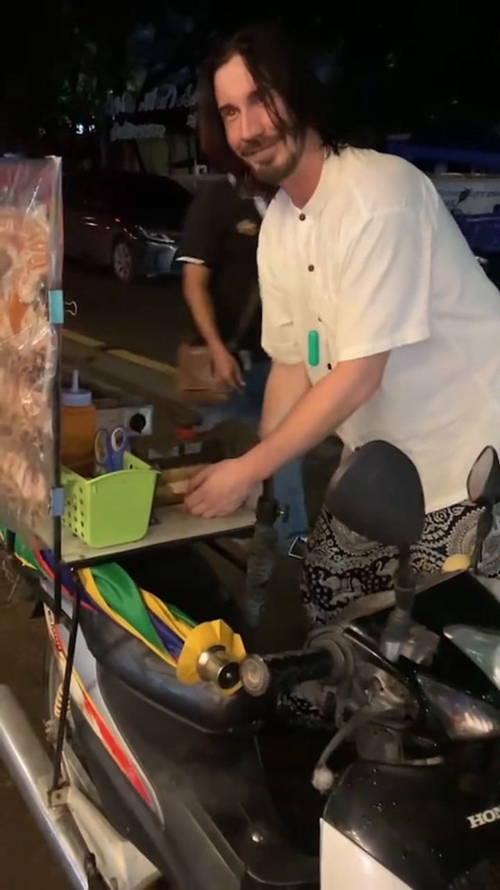 Un hombre se hace pasar por Keanu Reeves y enloquece a Tailandia: vende comida en un puesto en la calle