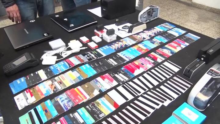 Desarticulación de bandas que clonaban tarjetas bancarias