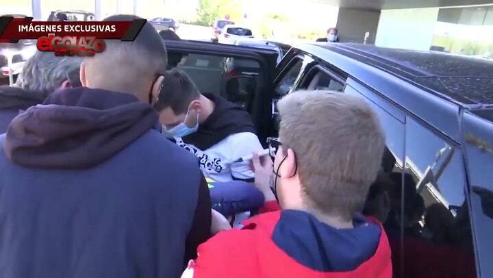La llegada de Messi y Suárez juntos al aeropuerto de Barcelona para volar a Sudamérica