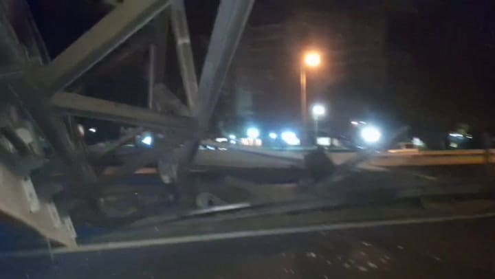 El conductor de una camioneta chocó contra un cartel en la General Paz y lo derribó