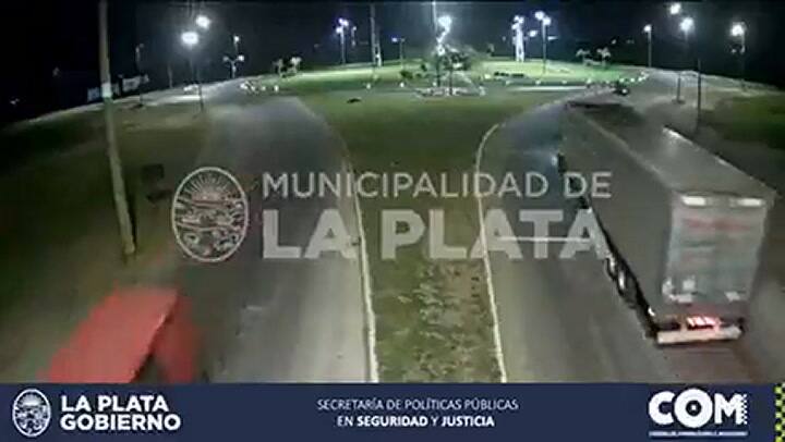 La Plata: prendieron fuego carteles de Julio Garro con un lanzallamas