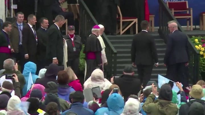 Francisco pidió perdón en Irlanda por las víctimas de abusos - Fuente: AFP