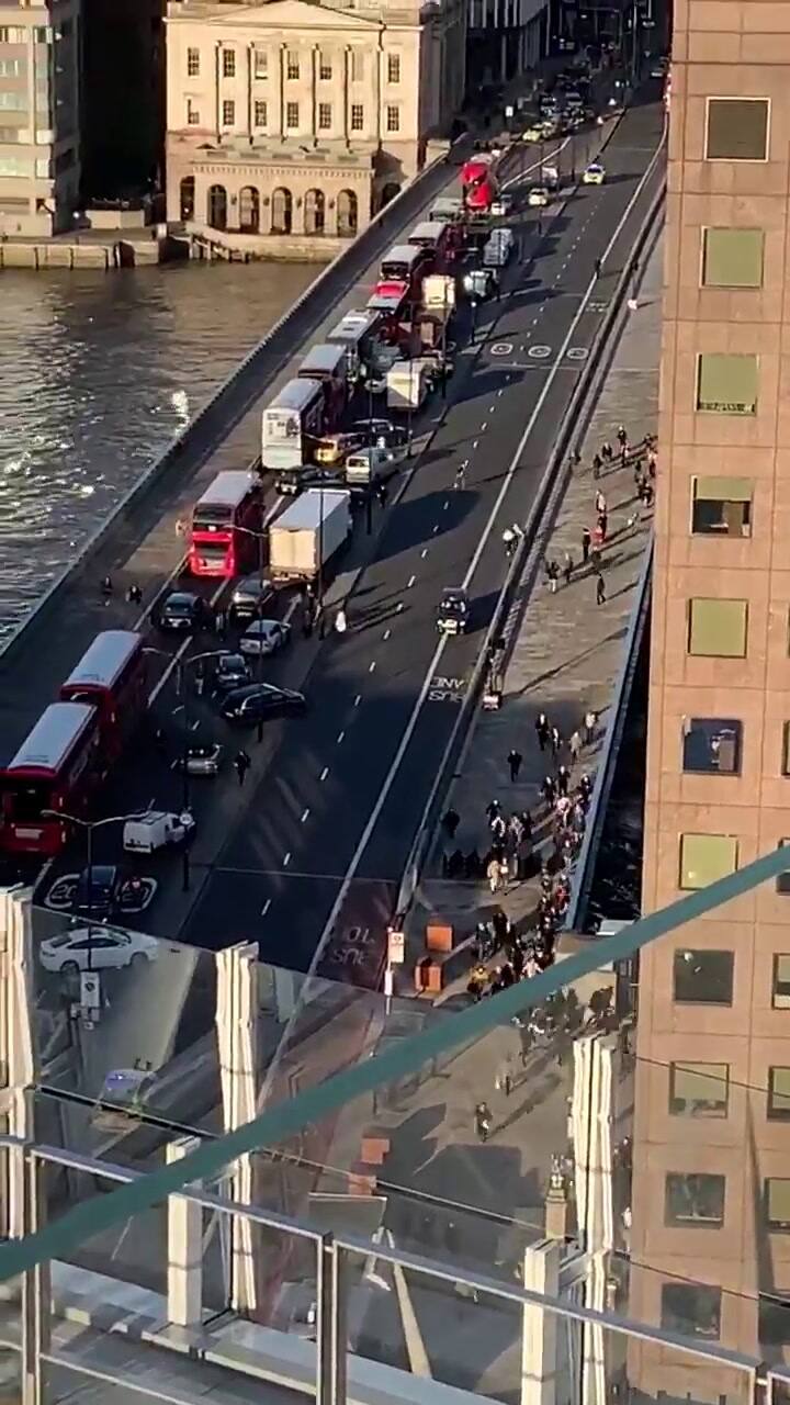 Estampida y terror en el Puente de Londres tras disparos y ataques con arma blanca