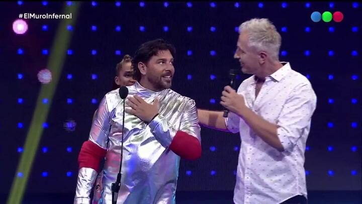 El muro infernal: Matías Alé quiso seducir a la bañera que trabaja con Marley - Fuente: Telefe