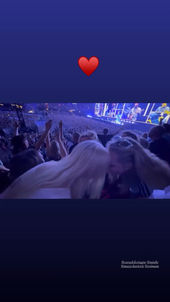 Anya Taylor-Joy, una fanática más en el recital de Oasis en Cardiff