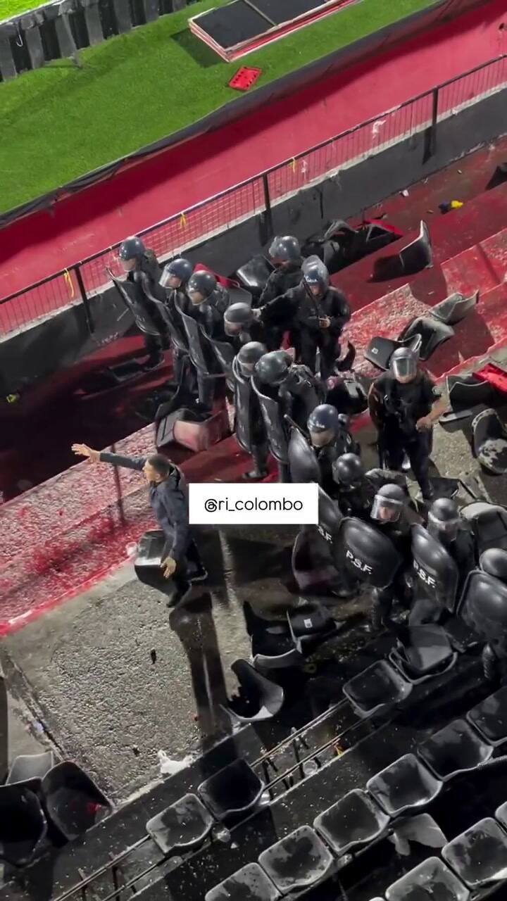 Riquelme en medio de la pelea entre los hinchas y la policía