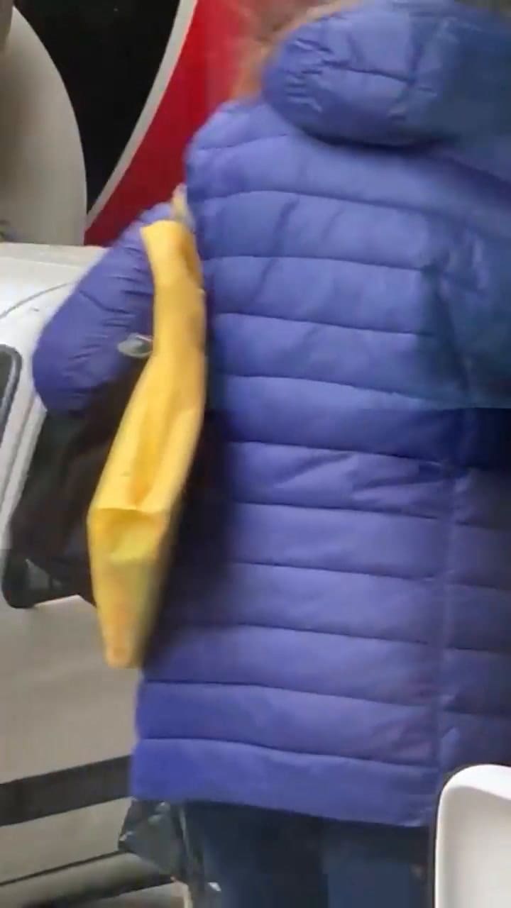 Abrazó a un hombre en situación de calle y su gesto se volvió viral