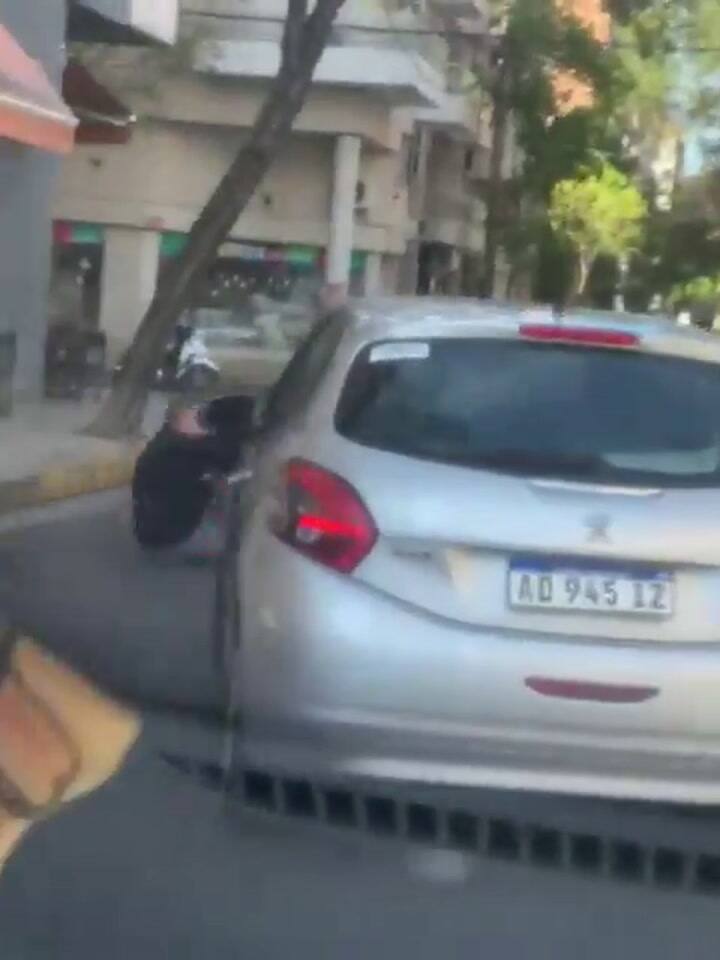 Un taxista y automovilista a los golpes en Rosario