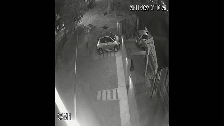 Un grupo de 20 chicos causó terror en City Bell y destrozó un auto a piedrazos