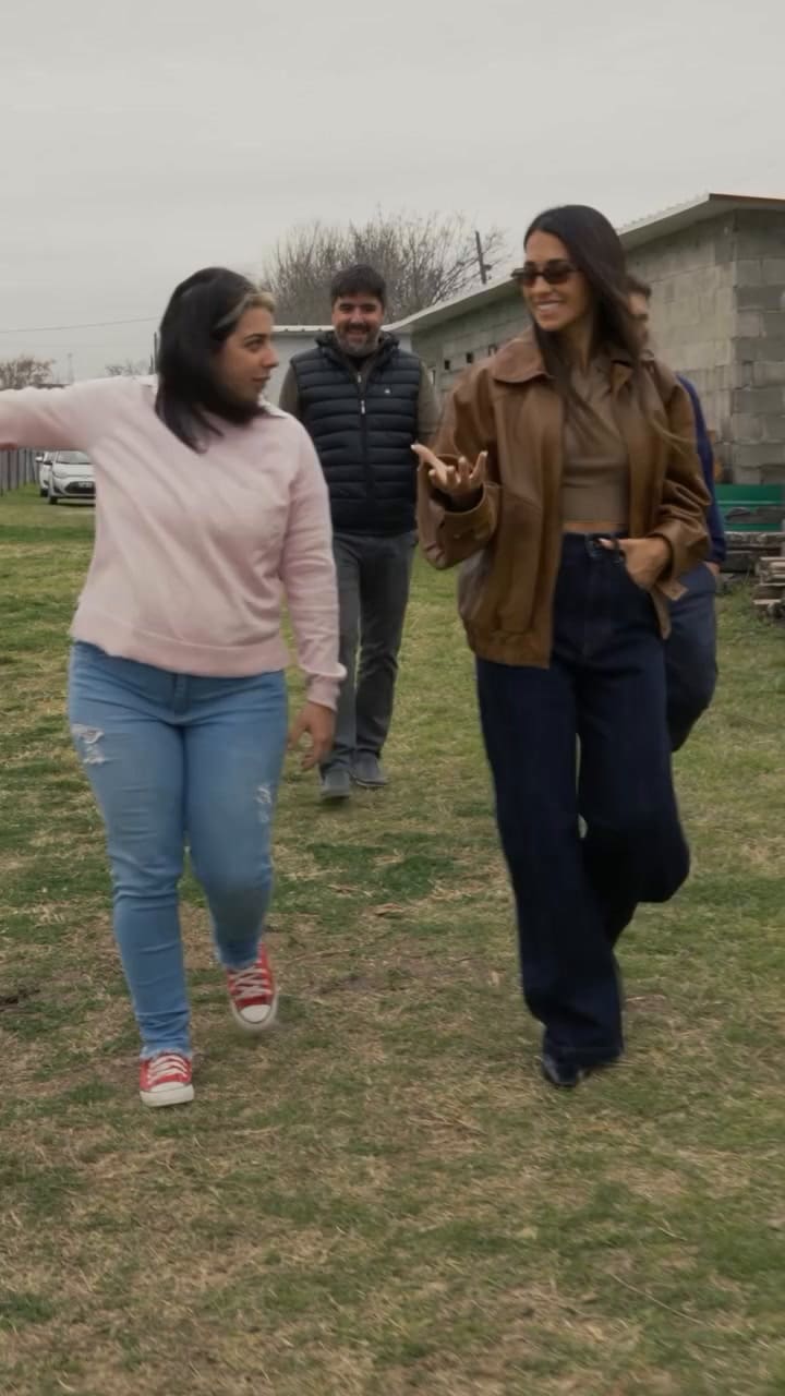 "En enero se van a construir 12 aulas más, para que 400 chicos que hoy no tienen lugar puedan empezar a estudiar", dijo Antonela durante su visita al Colegio Tesla