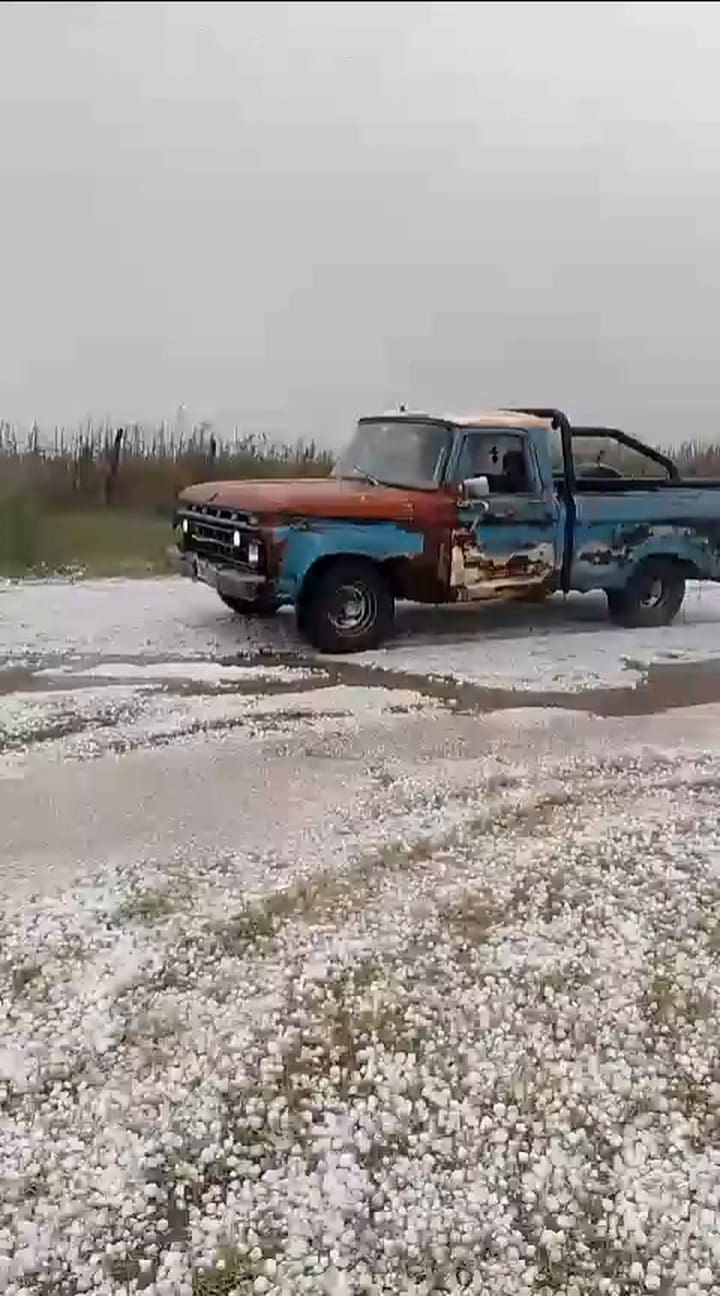 El nivel de granizo acumulado en la ruta