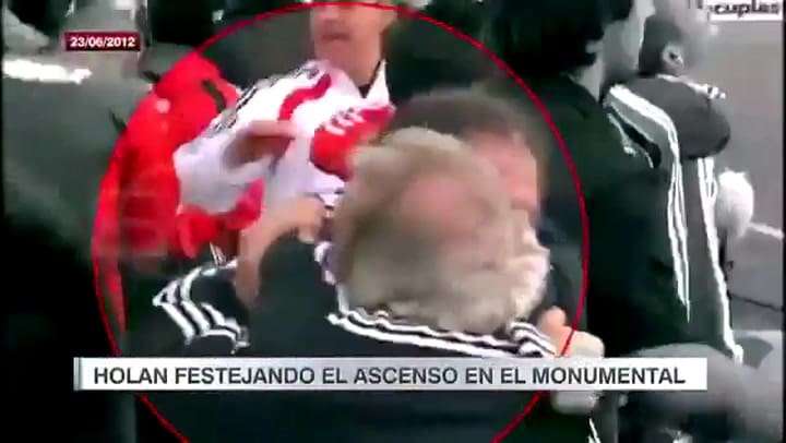 Holan Festajando el Ascenso de River Plate en la B Nacional - Fuente: YouTube