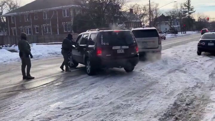 El momento en que un agente de migraciones ICE dispara y mata a una mujer en Minneapolis