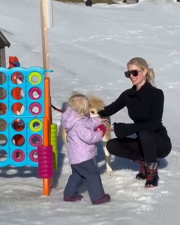 Daniela Chistiansson y su hija Elle en Suiza