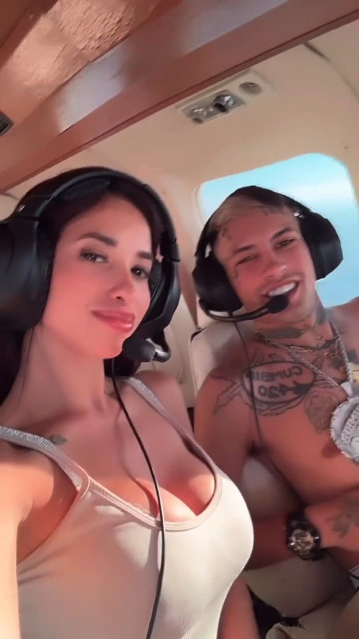 L-Gante y Dakota Gotth se mostraron juntos en un avión privado