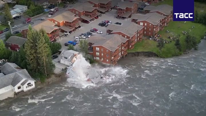 Las inundaciones glaciares en Alaska causaron severos daños en las viviendas al borde de un río
