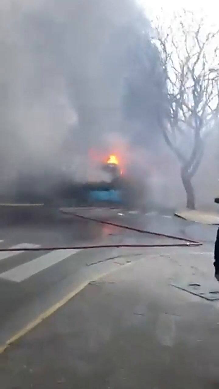 Rosario: un colectivo eléctrico se prendió fuego y una nube negra invadió el centro de la ciudad